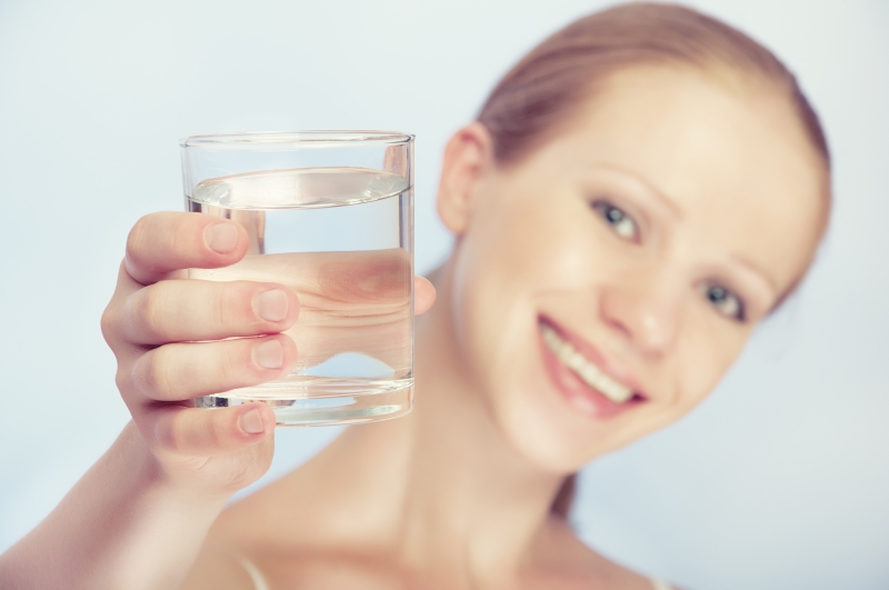 kvinna med ett glas vatten