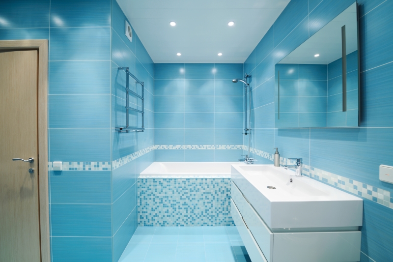 blått lyxigt badrum